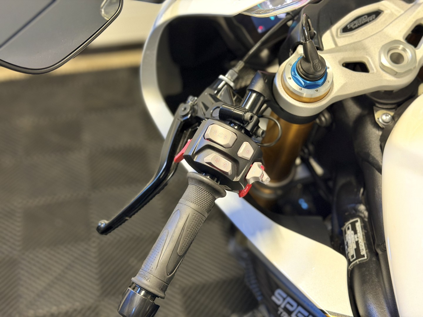 
								Triumph Speedtriple 1200 RR full									