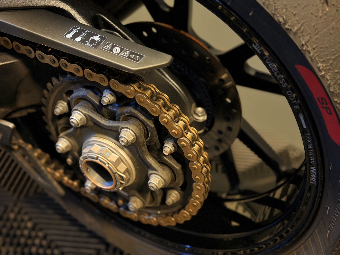 
								Triumph Speedtriple 1200 RR full									