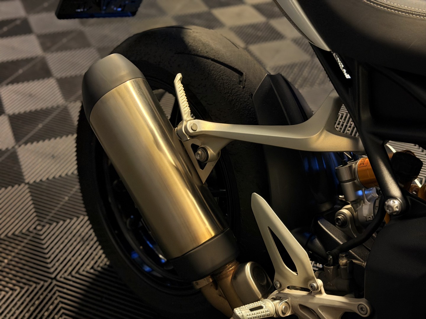 
								Triumph Speedtriple 1200 RR full									
